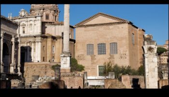 חזיתות הפורום: הפאר האמנותי של המרחבים הציבוריים של רומא העתיקה