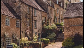 קסם מוזר: נופים של כפר ועיר נחקר