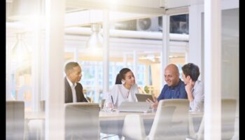 מעבר לחדרי ישיבות: חידושים במנהיגות עסקית מודרנית